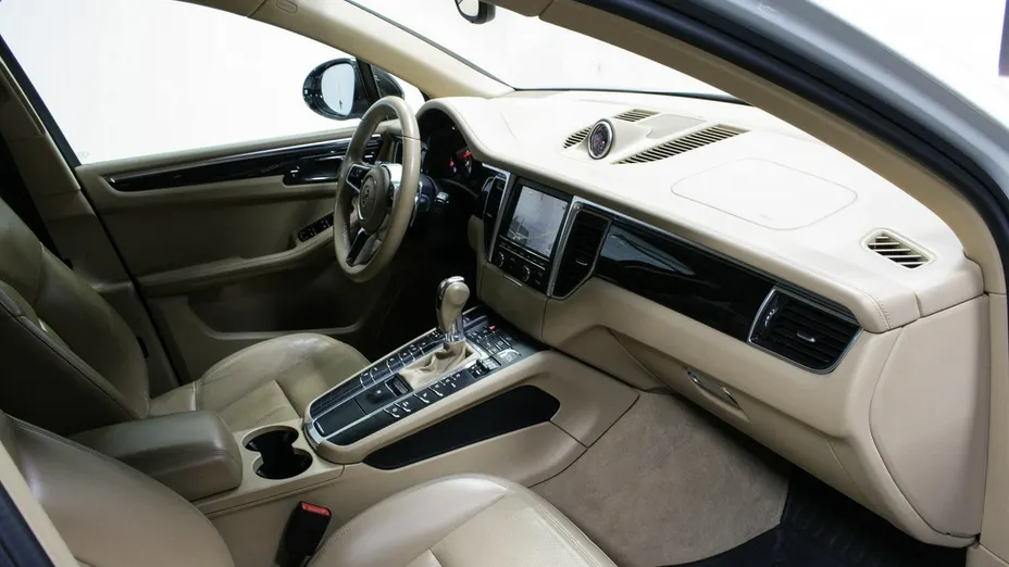 PORSCHE Macan -