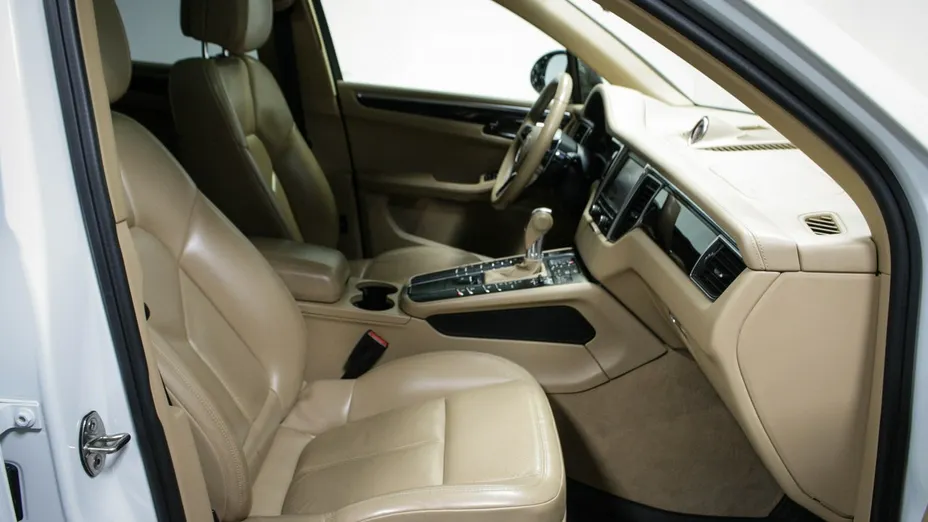 PORSCHE Macan -