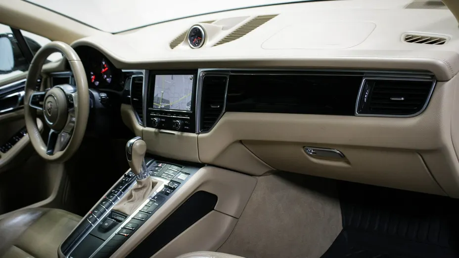 PORSCHE Macan -