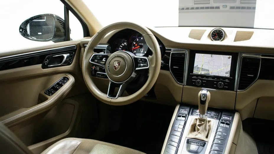 PORSCHE Macan -