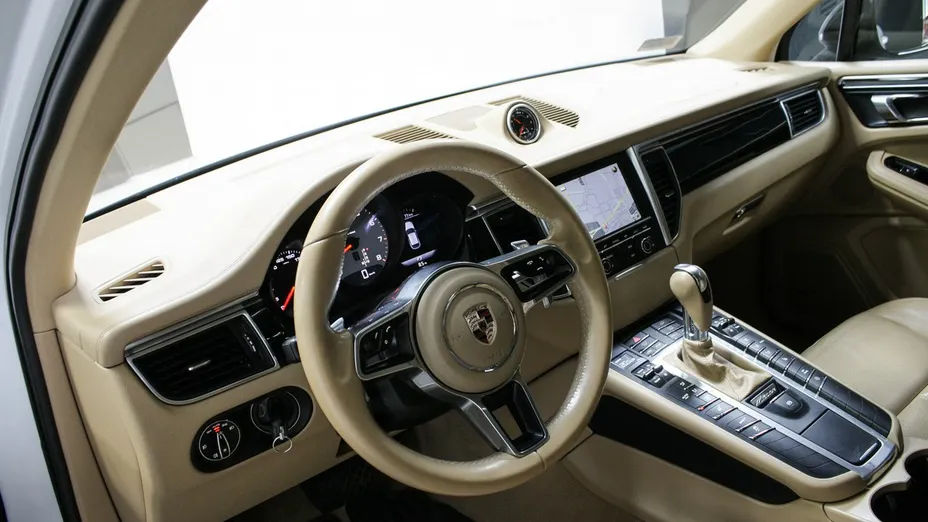 PORSCHE Macan -