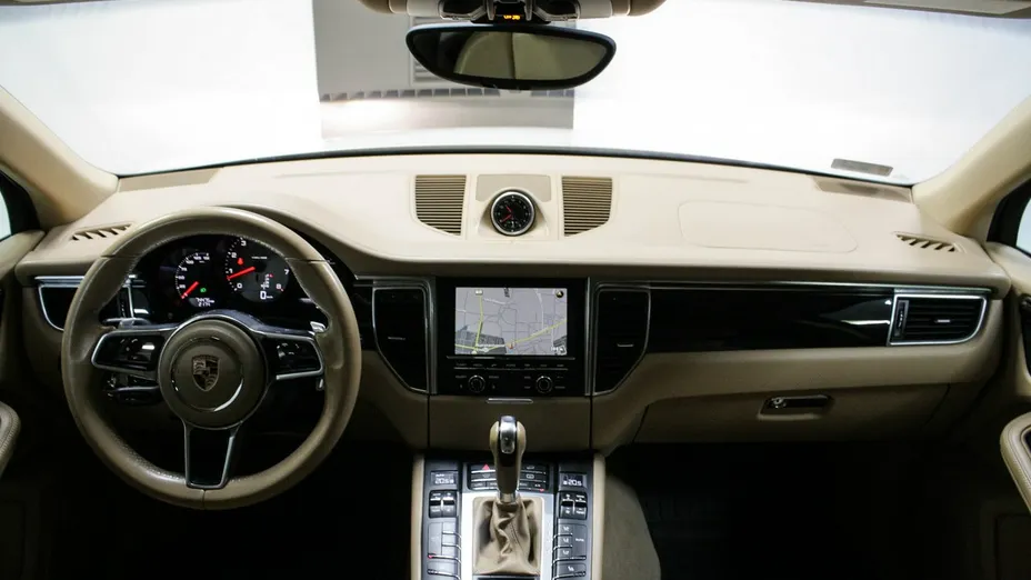 PORSCHE Macan -