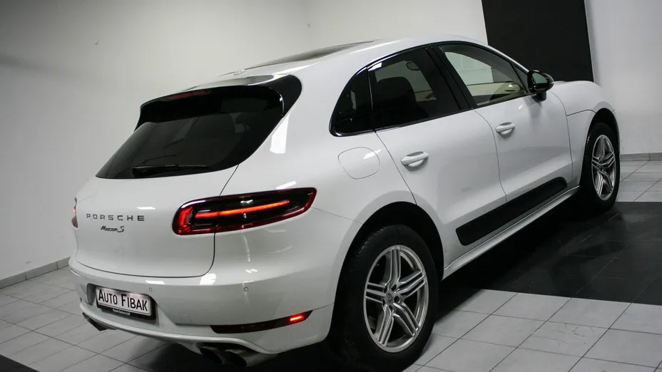 PORSCHE Macan -