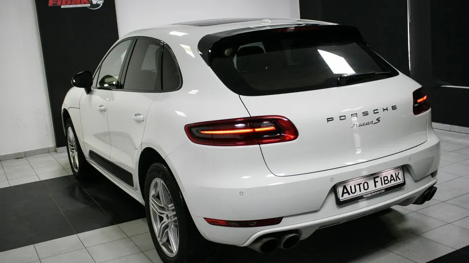 PORSCHE Macan -
