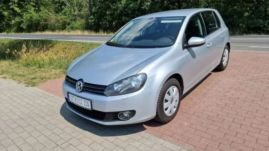 VOLKSWAGEN Golf -