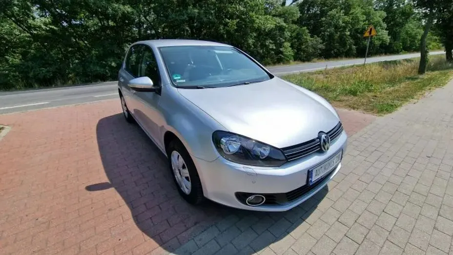 VOLKSWAGEN Golf -