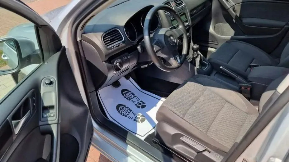 VOLKSWAGEN Golf -