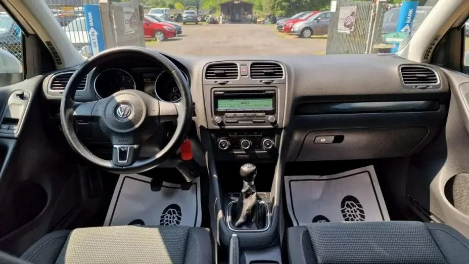 VOLKSWAGEN Golf -