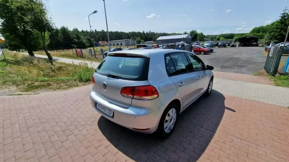 VOLKSWAGEN Golf -