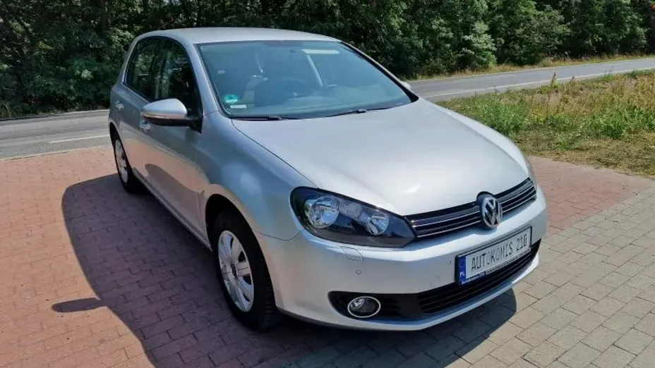 VOLKSWAGEN Golf -
