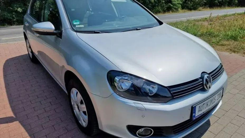 VOLKSWAGEN Golf -