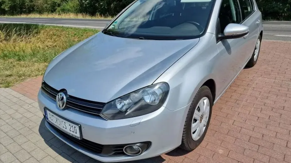 VOLKSWAGEN Golf -