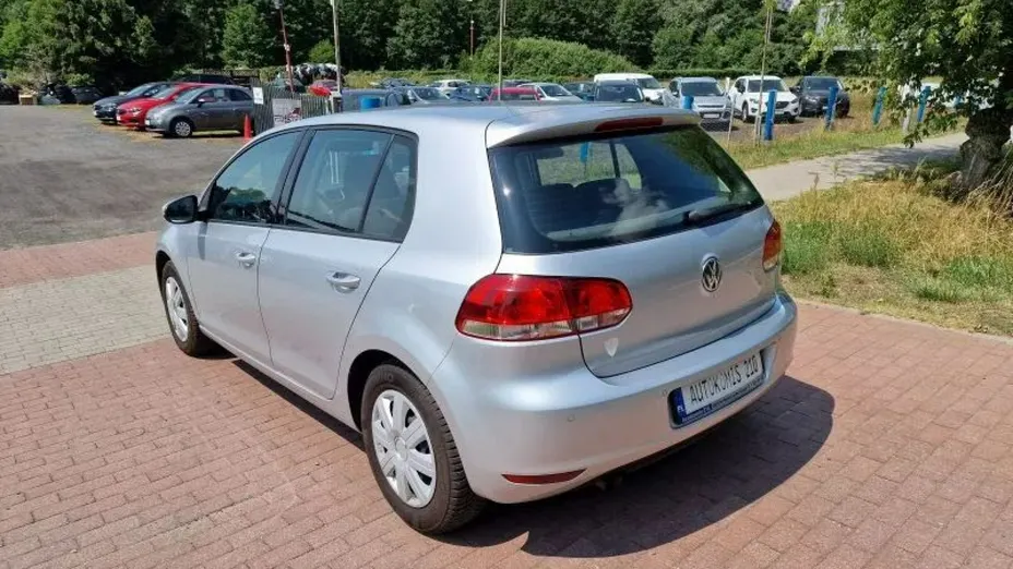 VOLKSWAGEN Golf -