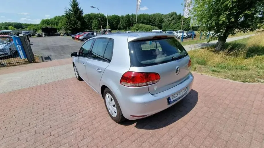 VOLKSWAGEN Golf -