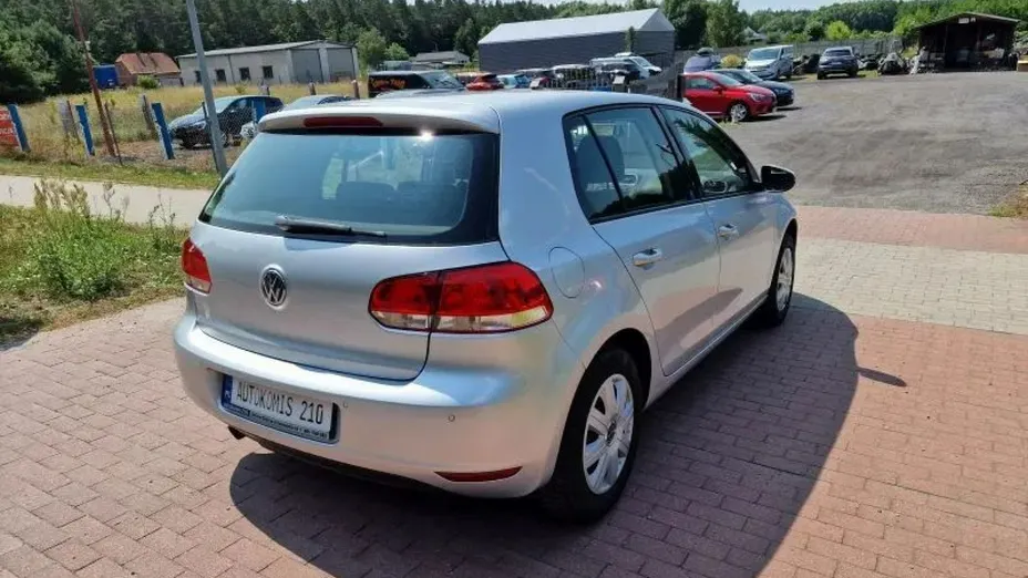 VOLKSWAGEN Golf -