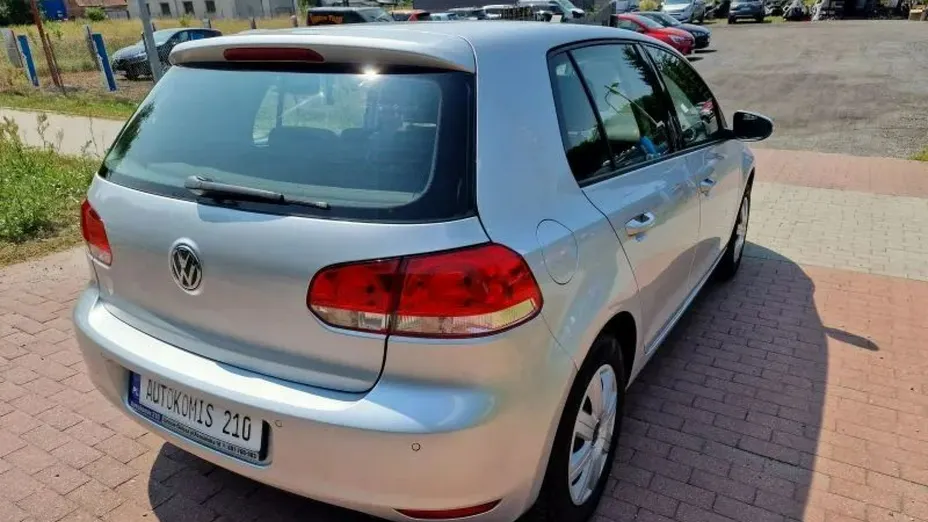 VOLKSWAGEN Golf -