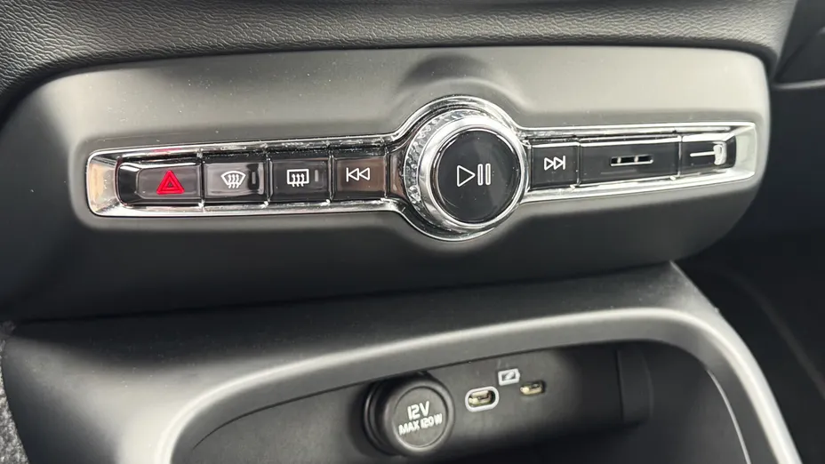 VOLVO XC40 XC40 B3 Plus Dark aut
