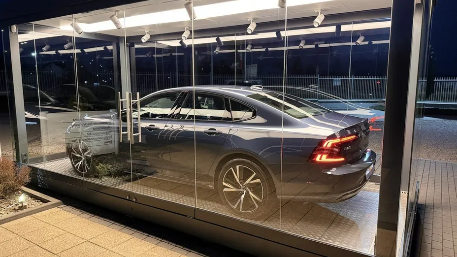 VOLVO S90 -