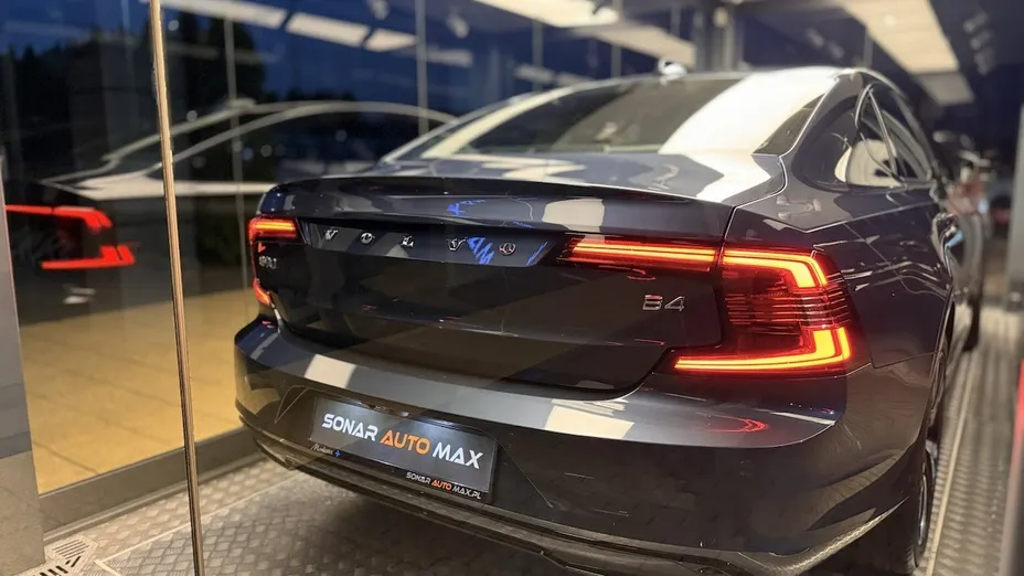 VOLVO S90 -