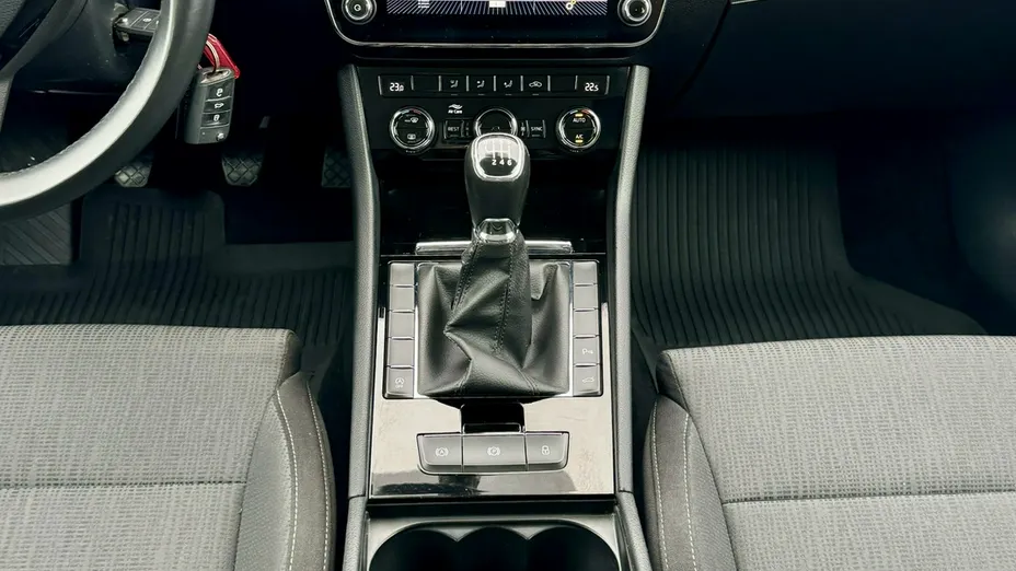 SKODA Superb -