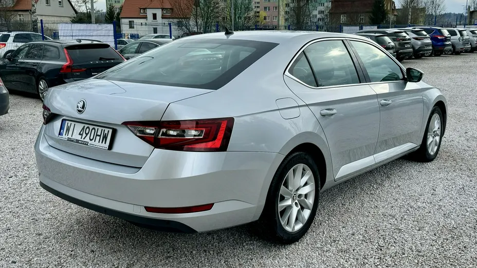 SKODA Superb -
