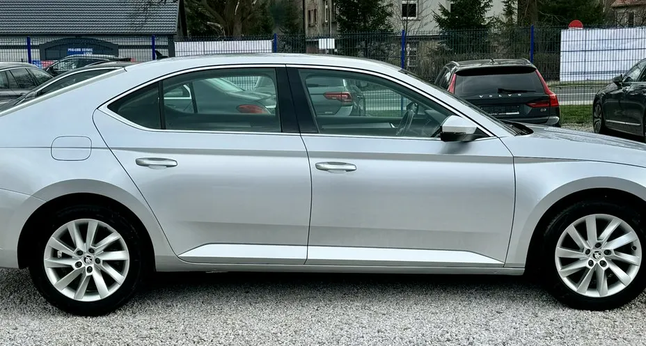 SKODA Superb -