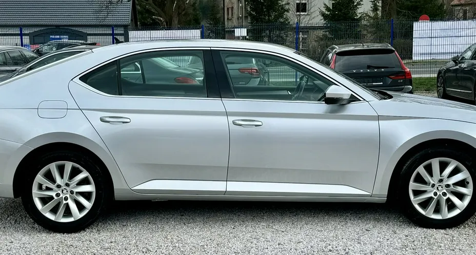 SKODA Superb -