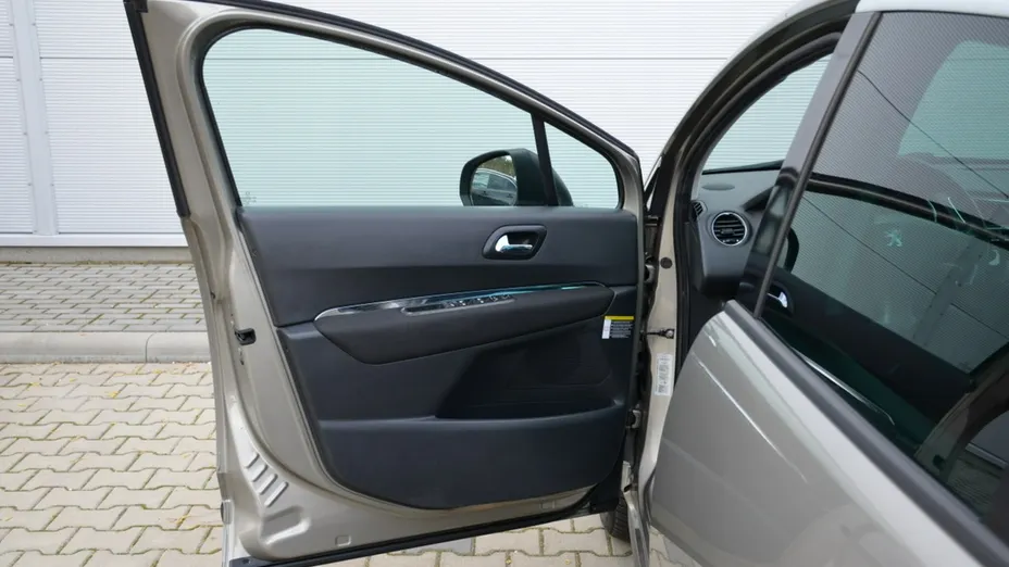 PEUGEOT 3008 -