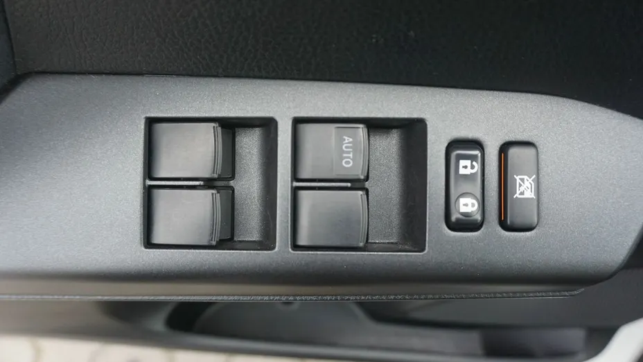 TOYOTA RAV4 -