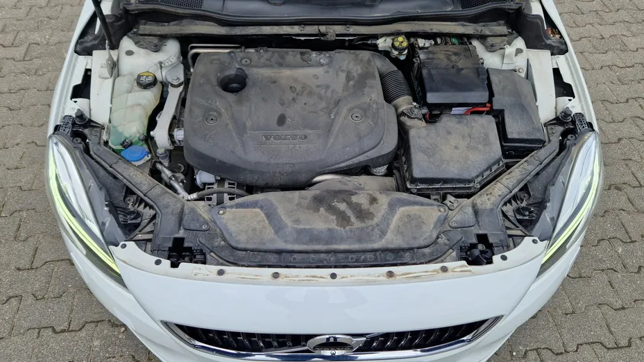 VOLVO V40 -