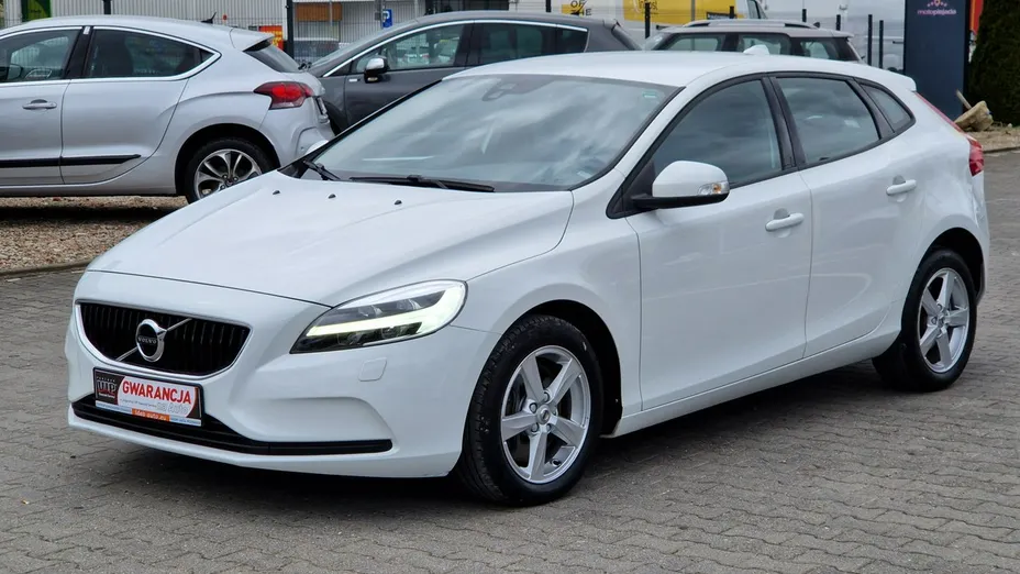 VOLVO V40 -