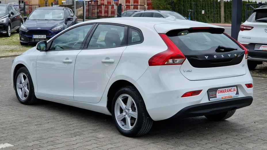 VOLVO V40 -