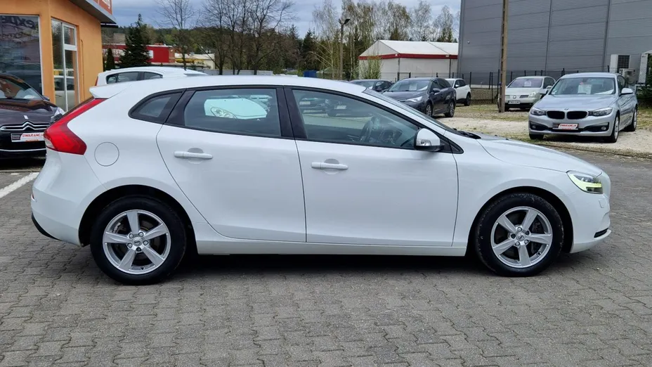 VOLVO V40 -