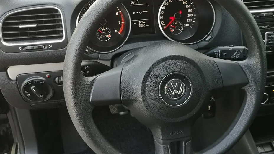 VOLKSWAGEN Golf -