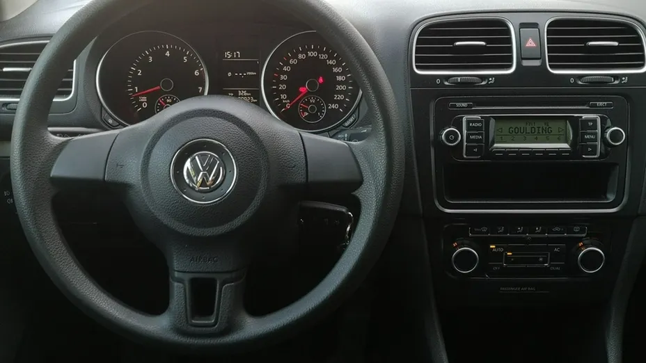 VOLKSWAGEN Golf -