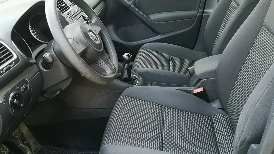 VOLKSWAGEN Golf -
