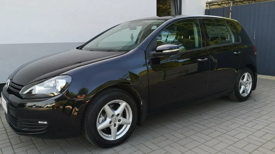 VOLKSWAGEN Golf -
