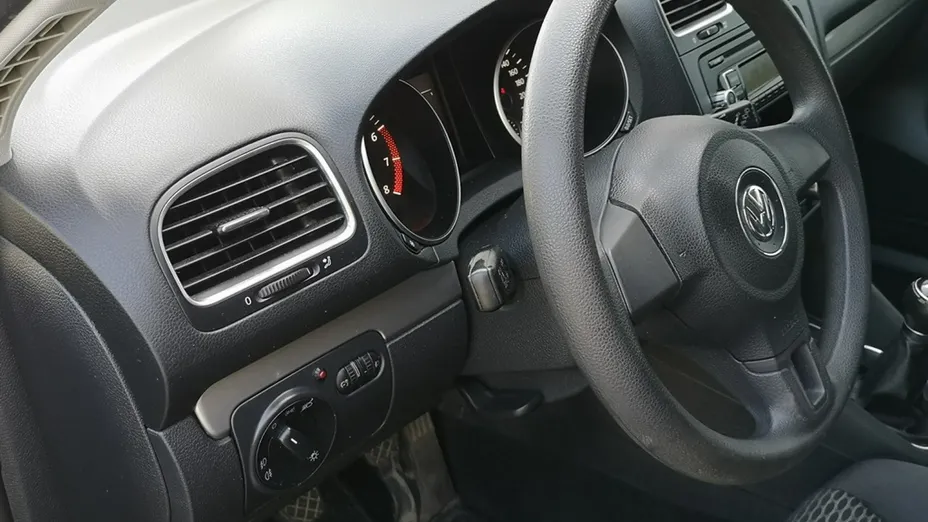 VOLKSWAGEN Golf -