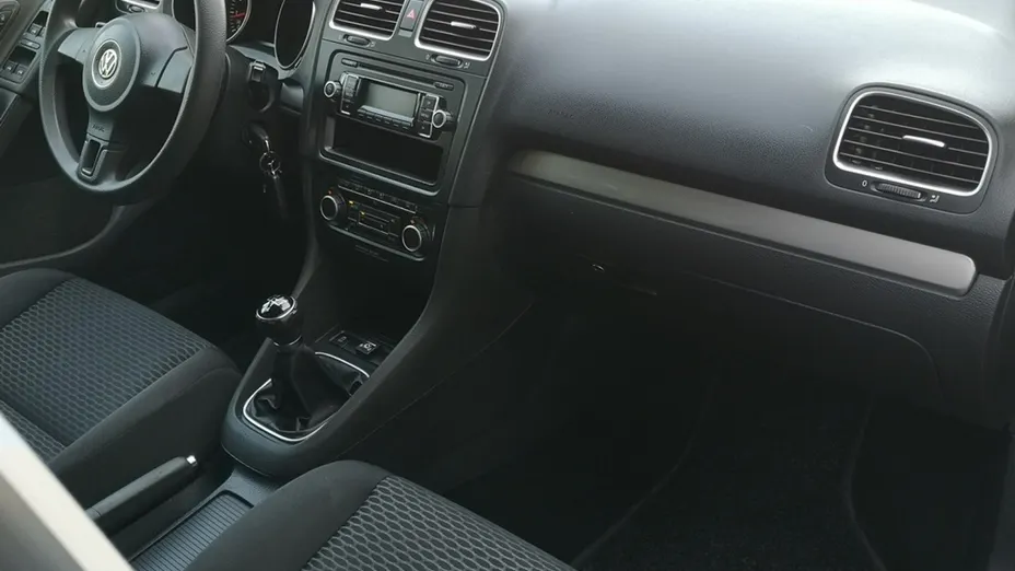 VOLKSWAGEN Golf -