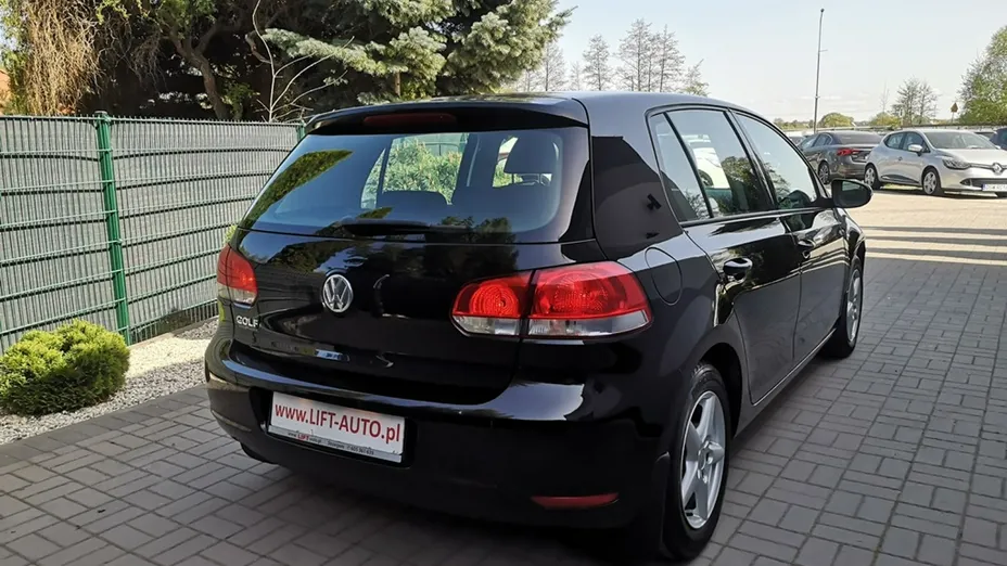 VOLKSWAGEN Golf -