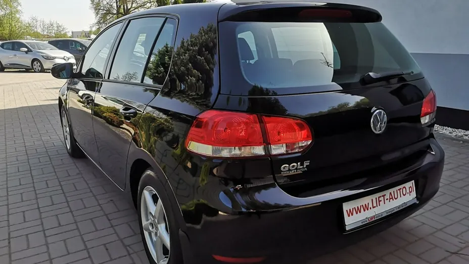 VOLKSWAGEN Golf -
