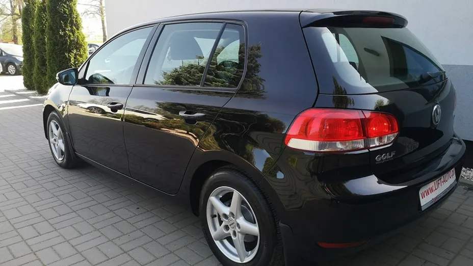 VOLKSWAGEN Golf -