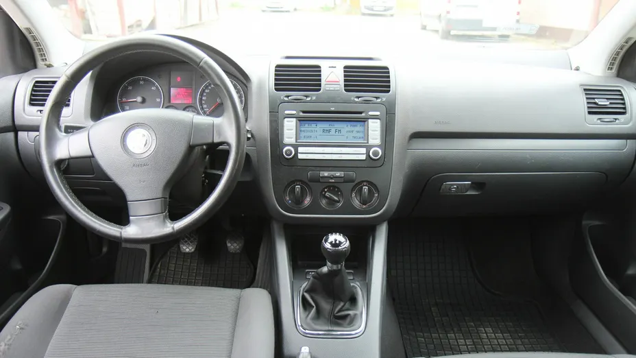 VOLKSWAGEN Golf -