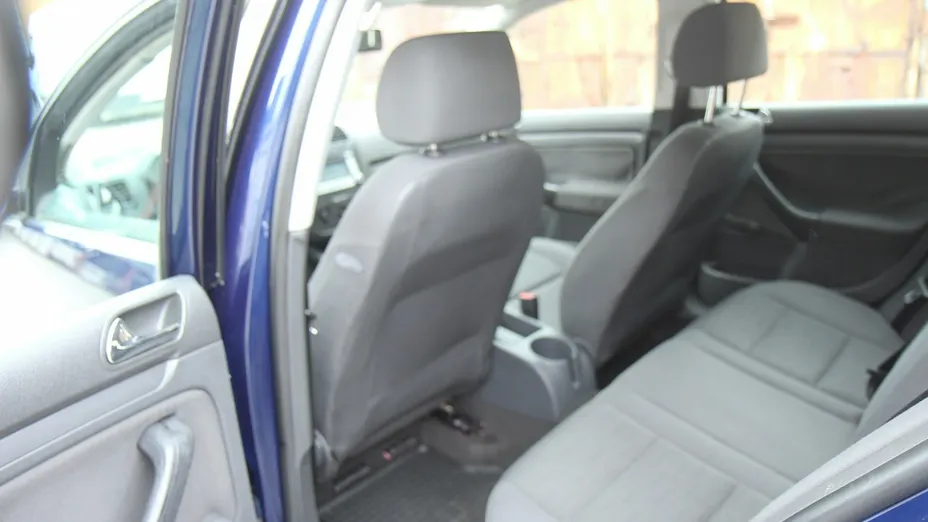 VOLKSWAGEN Golf -