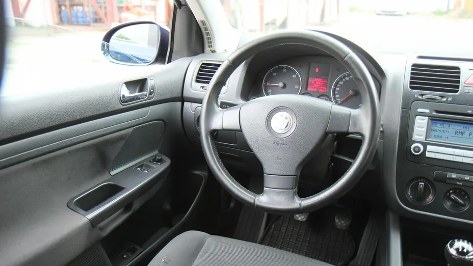 VOLKSWAGEN Golf -