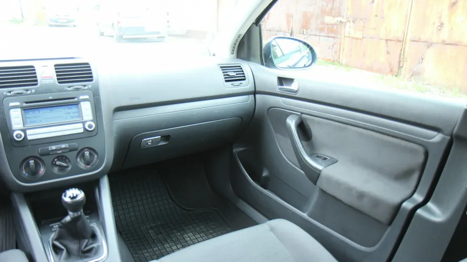 VOLKSWAGEN Golf -