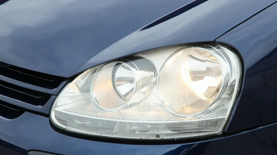 VOLKSWAGEN Golf -