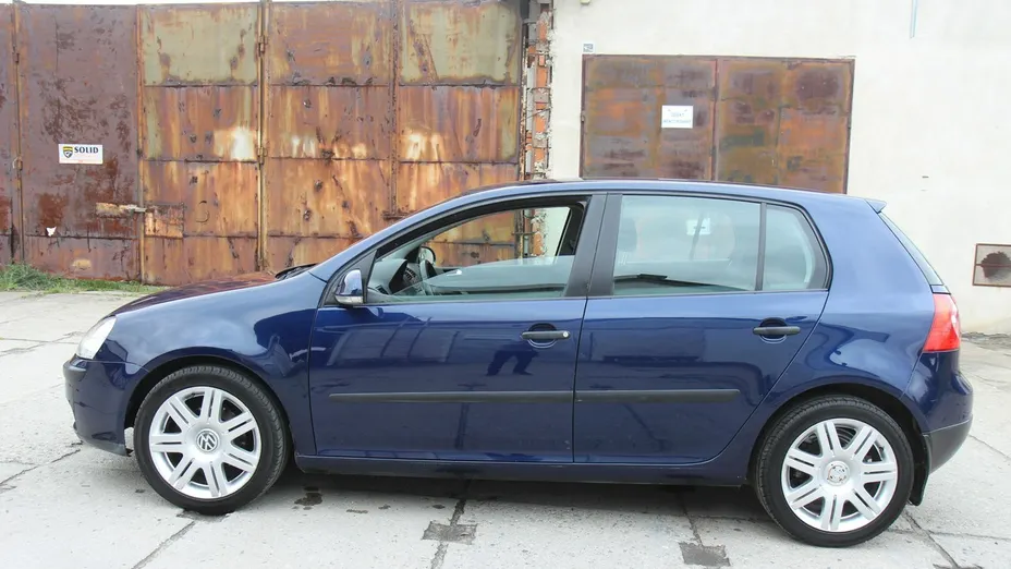 VOLKSWAGEN Golf -