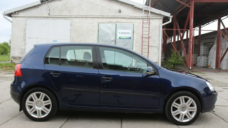 VOLKSWAGEN Golf -