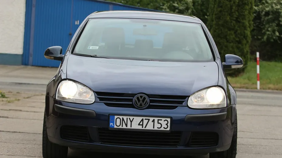 VOLKSWAGEN Golf -